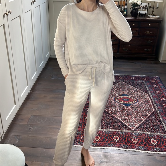 Gorgeous super soft waffle knit jogger set from Splendid - Picture 3 of 9